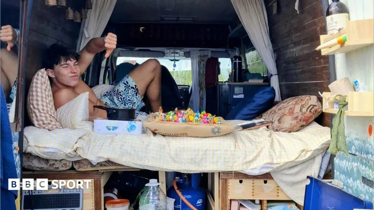Kiper 18 Tahun Keliling Eropa 3.200 Km Naik Van Demi Klub Baru