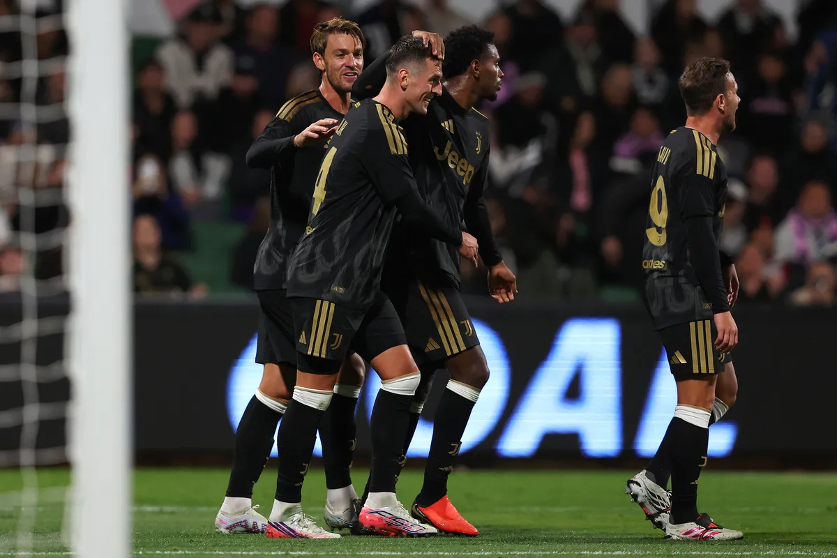 Yildiz dan Milik Bawa Juventus Kalahkan Palermo 2-0 di Perth
