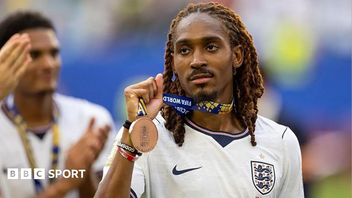 Inter Milan Kian Dekat Rekrut Djed Spence dari Tottenham