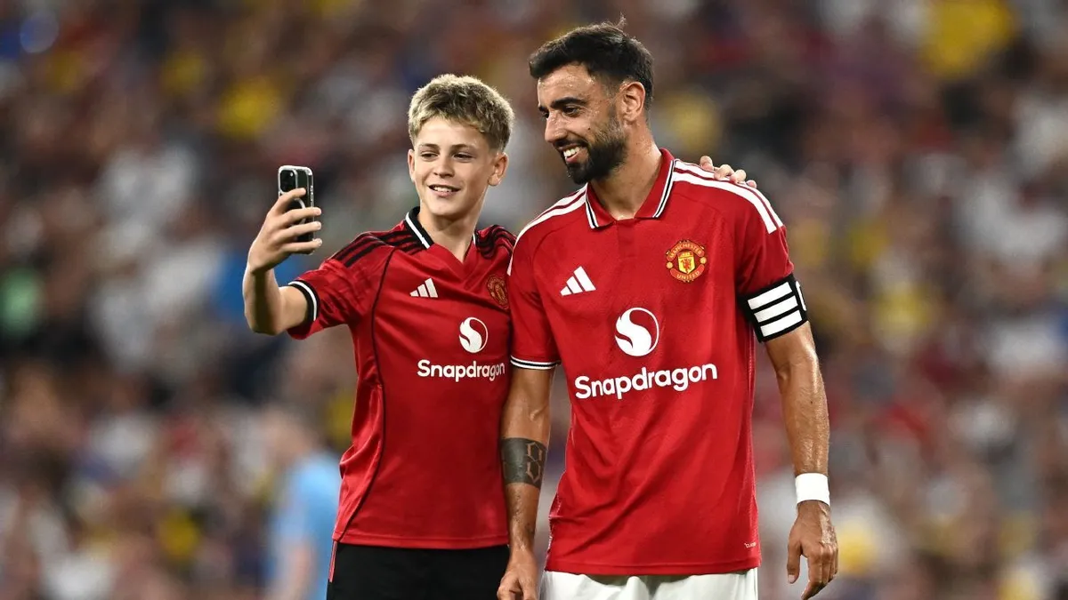 Mazraoui: Pitch Invaders Buktikan Besarnya Cinta Fans ke MU