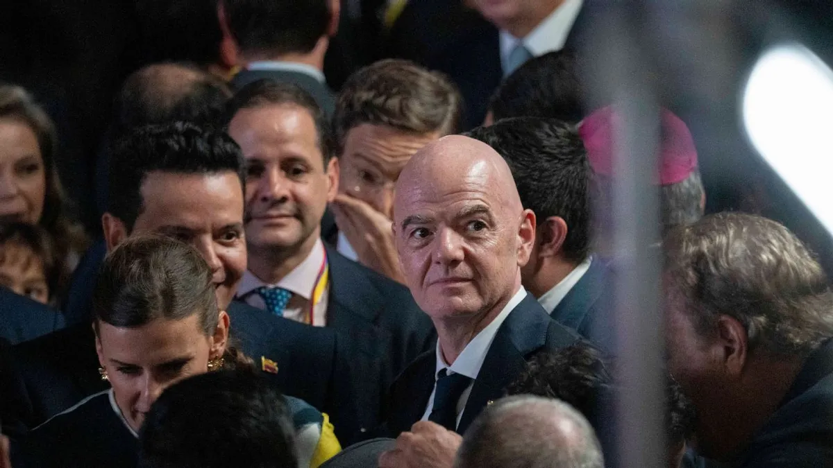 Tekanan Lawan Infantino Kian Panas, Bisakah Ia Tergusur? Ini Faktanya