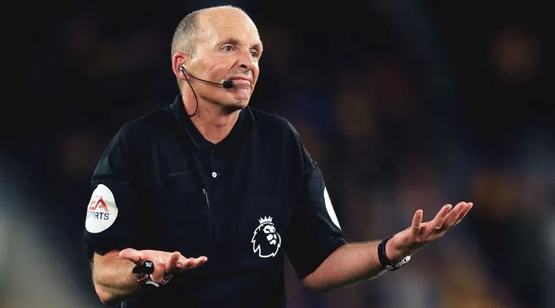 Mike Dean dan 'Permainan Rahasianya' Makin Persulit Tugas Wasit Premier League