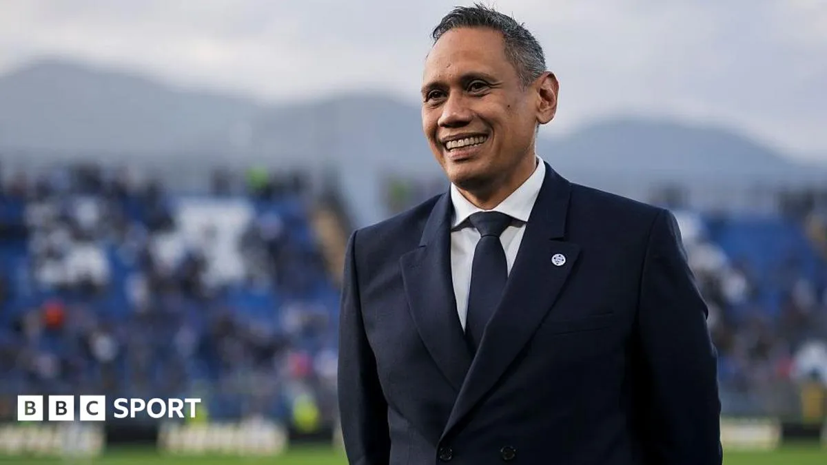 Como Relakan Kursi Presiden demi Fans Senior di Debut Liga Champions