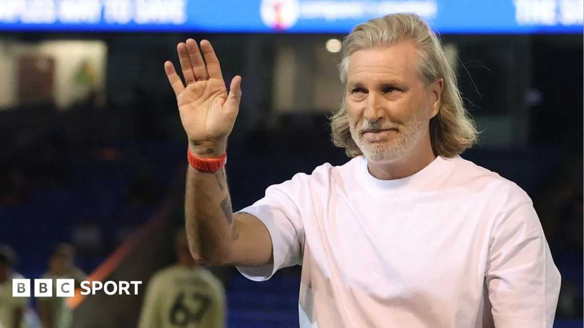 Robbie Savage Bawa Peterborough Menang Telak di EFL Trophy