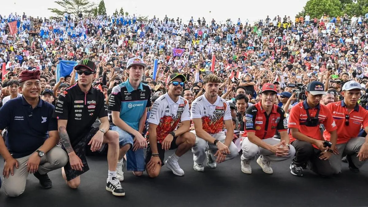 Parade MotoGP Mandalika Membara, Ribuan Warga Mataram Sambut Rider