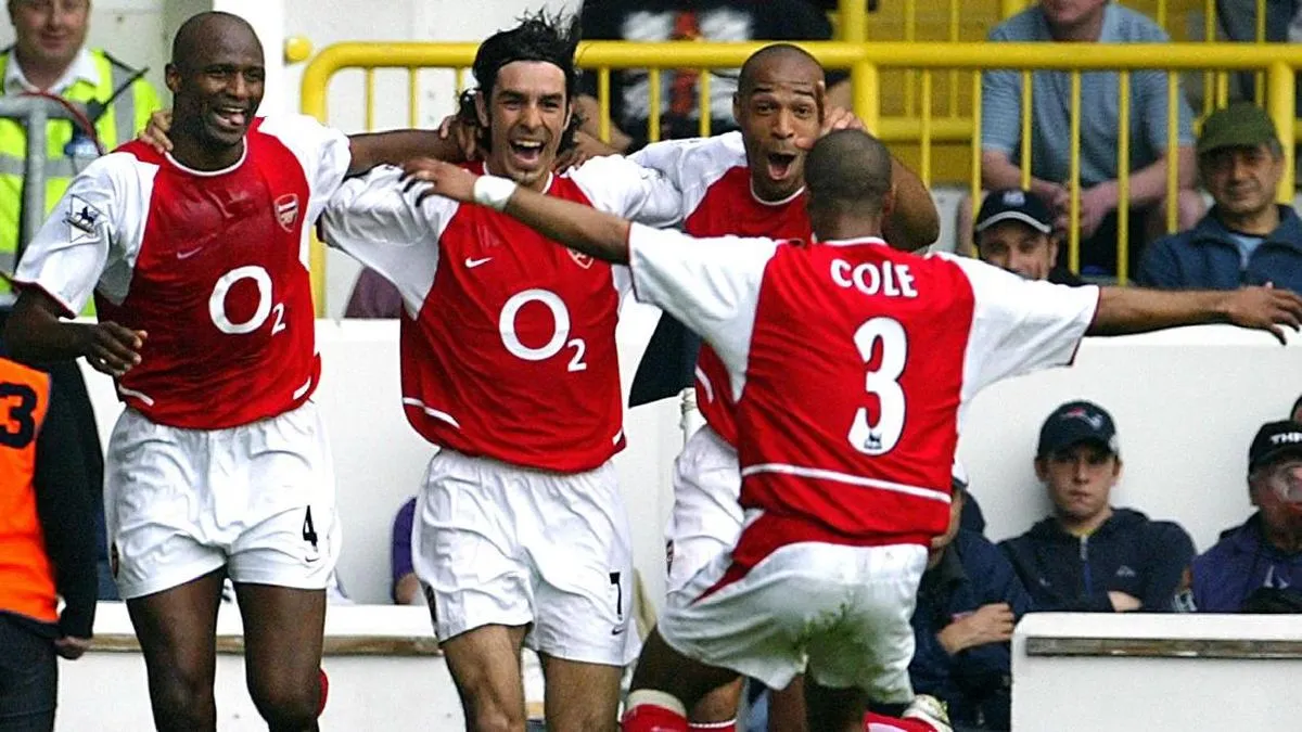 Pires Ledek Neville Absen di Duel Legenda Arsenal Kontra Man United