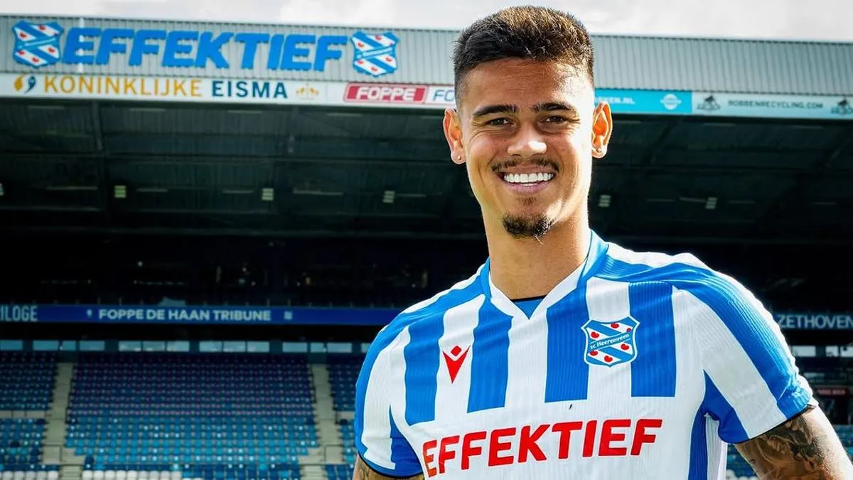 Mees Hilgers Duduk Manis, Heerenveen Takluk di Kandang PSV