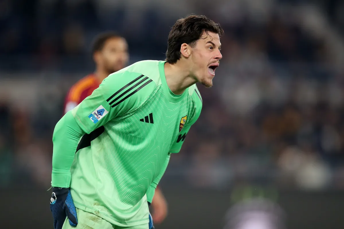 AS Roma Terpukul, Mile Svilar Absen Sebulan Akibat Cedera Retak Tulang