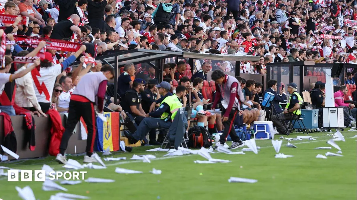 Protes Keras Suporter Rayo Vallecano Paksa Laga La Liga Dihentikan