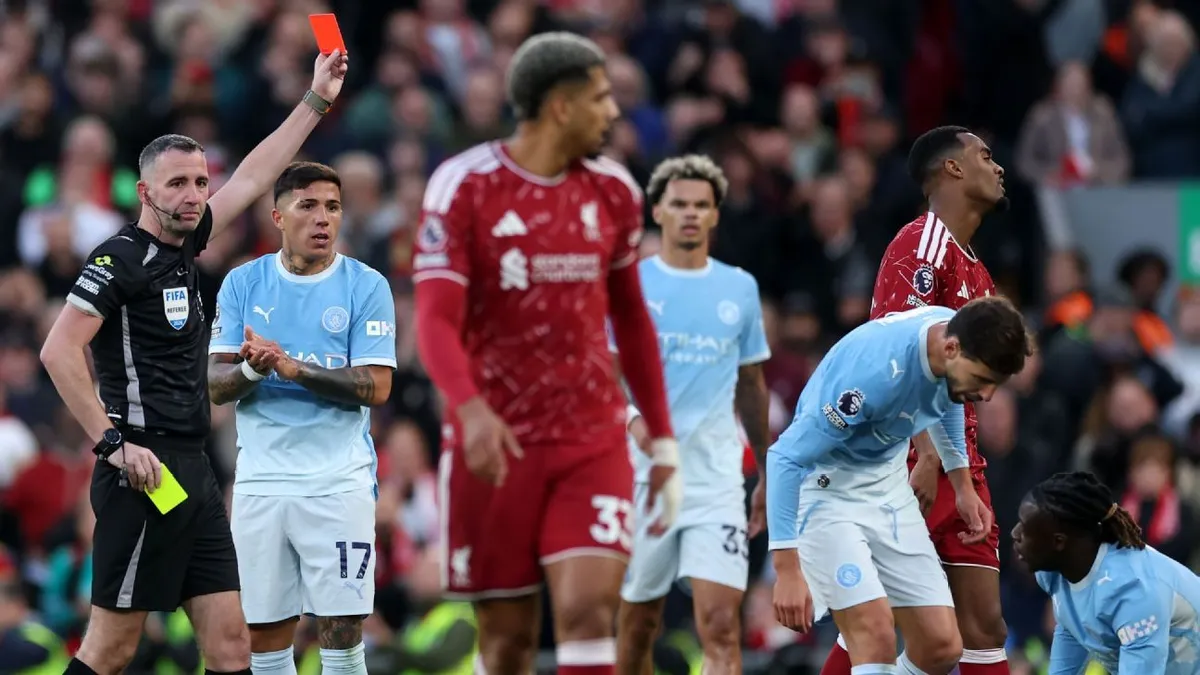Andoni Iraola Protes Kartu Merah Gravenberch saat Liverpool Takluk