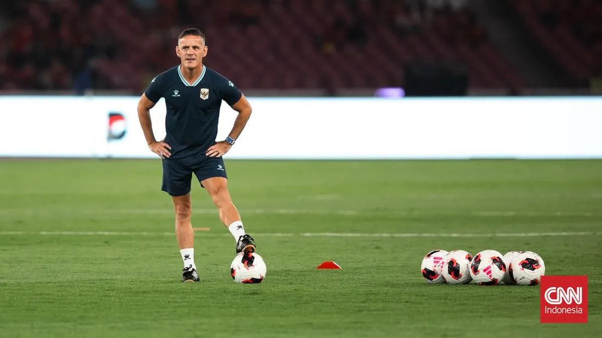Aksi Kocak John Herdman Kibarkan Bendera Finis MotoGP Mandalika