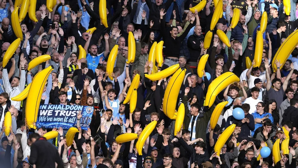 Alasan Suporter Manchester City Bawa Pisang Tiup ke Anfield