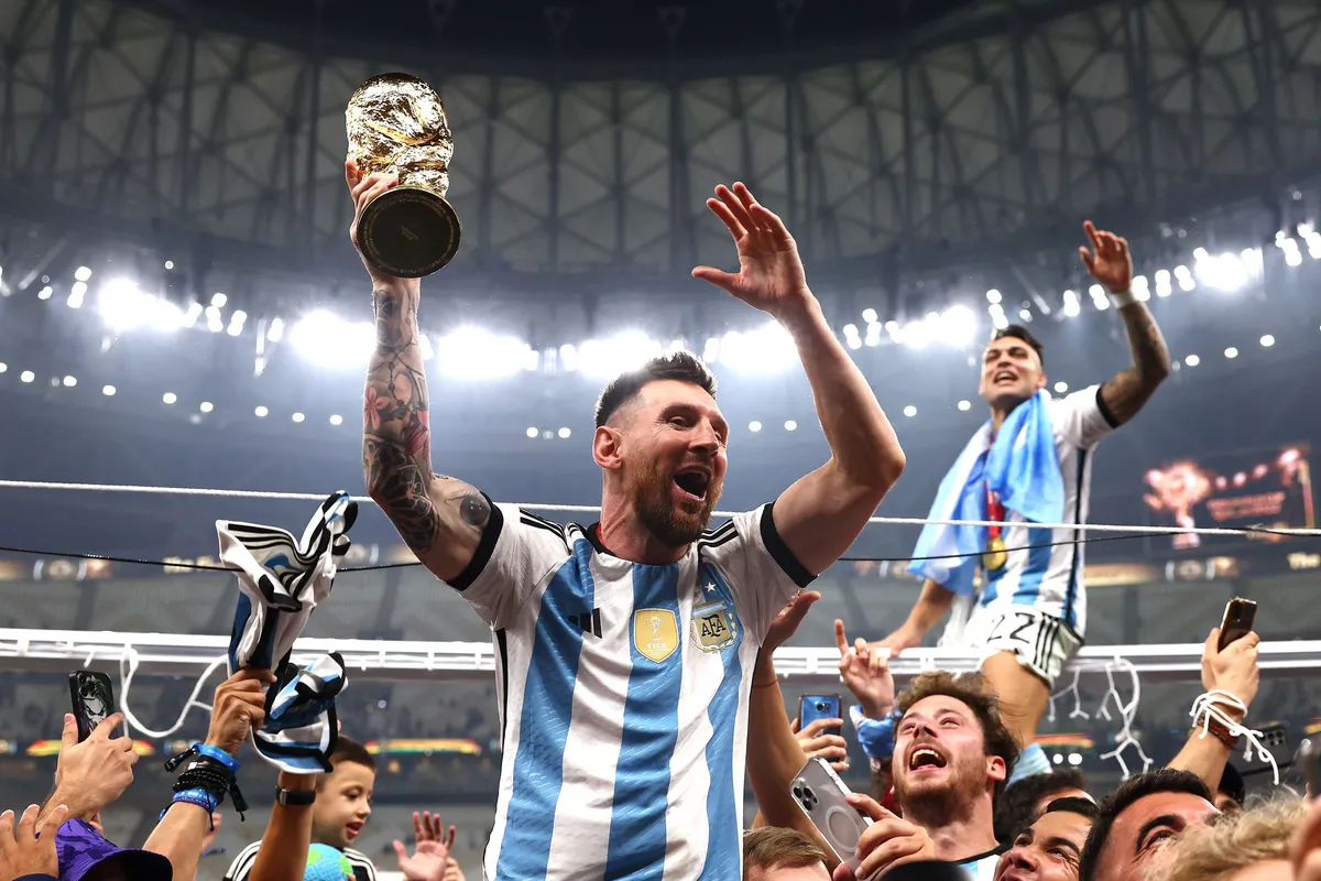 Replika Trofi Piala Dunia Lionel Messi Dilelang dengan Autograf Bintang