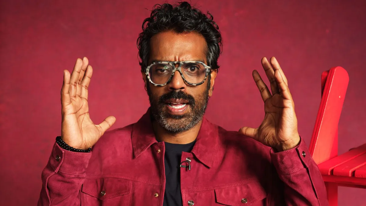 Kisah Unik Komedian Romesh Ranganathan Jadi Fans Berat Arsenal