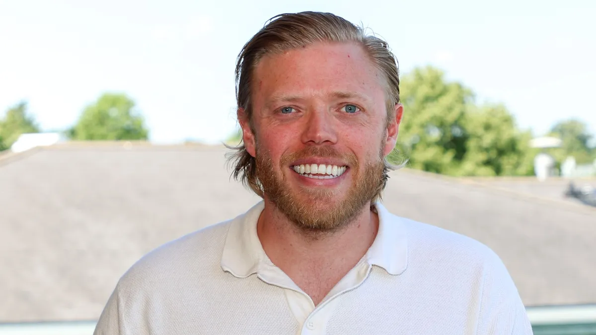 Kisah Unik Rob Beckett: Komedian Inggris yang Jadi Fans Arsenal