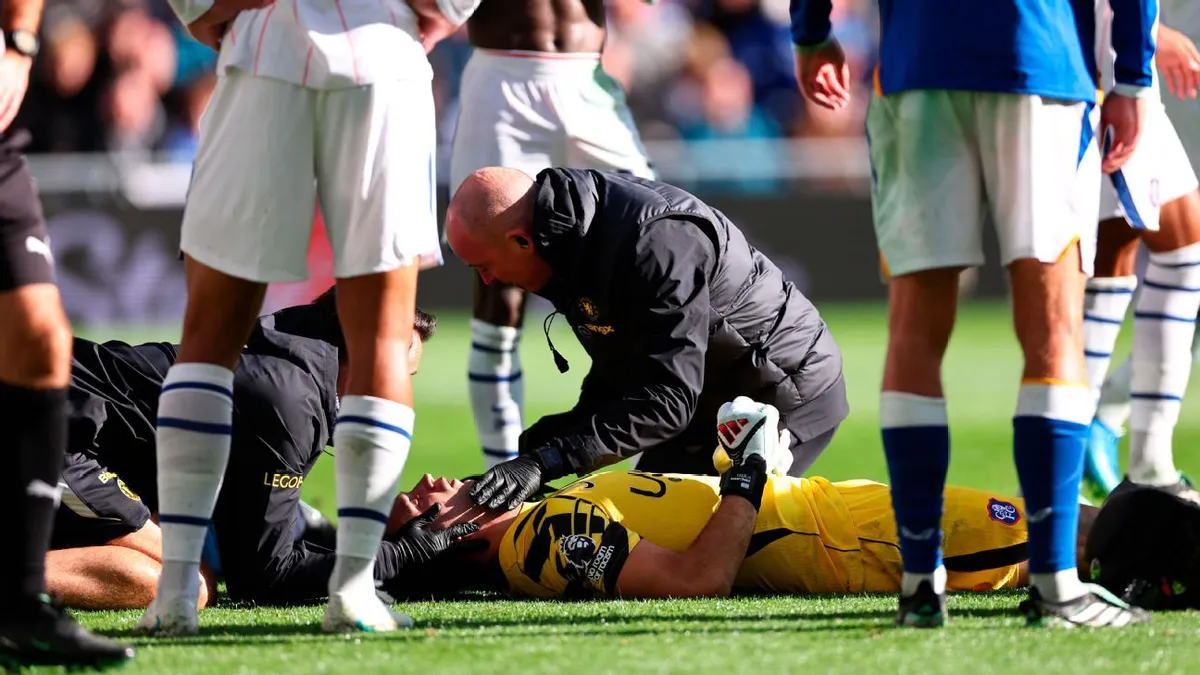 Kiper Chelsea Emi Martinez Dibawa ke Rumah Sakit Akibat Cedera Kepala