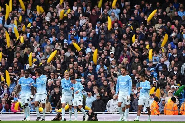 Aksi Pisang Balon Suporter Manchester City dan Respons Isu Finansial