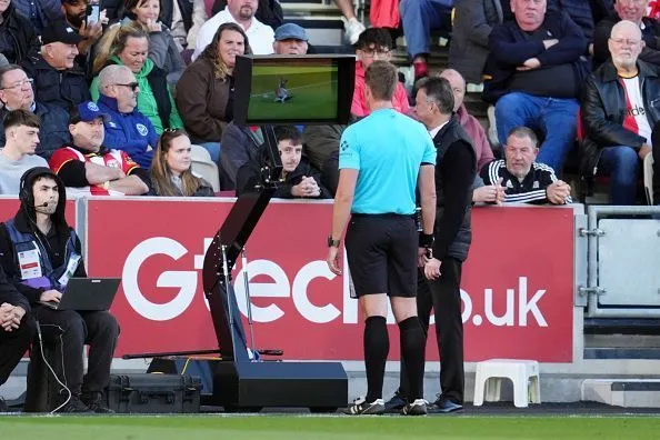 Iraola Soroti VAR dan Cemas atas Cedera Pemain Kunci Liverpool