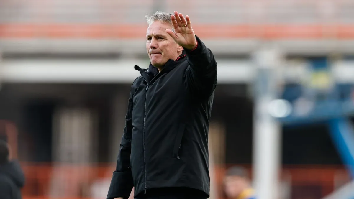 Wrexham Bangkit! Phil Parkinson Bungkam Kritik Lewat Kemenangan Telak