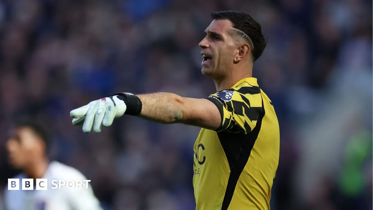 Emiliano Martinez Absen Beberapa Pekan Usai Operasi Cedera Kepala