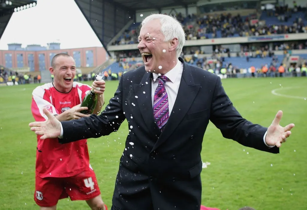 Barry Hearn Kembali ke Sepak Bola, Beli Saham Klub Non-Liga Ini