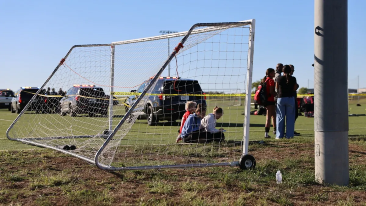 Tragedi Mengerikan Truk Tabrak Lapangan Bola Kansas Tewaskan Dua Orang