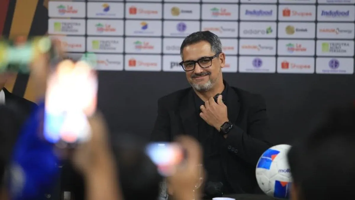 Aremania Desak Evaluasi Taktik, Pelatih Arema FC Siap Tanggung Jawab