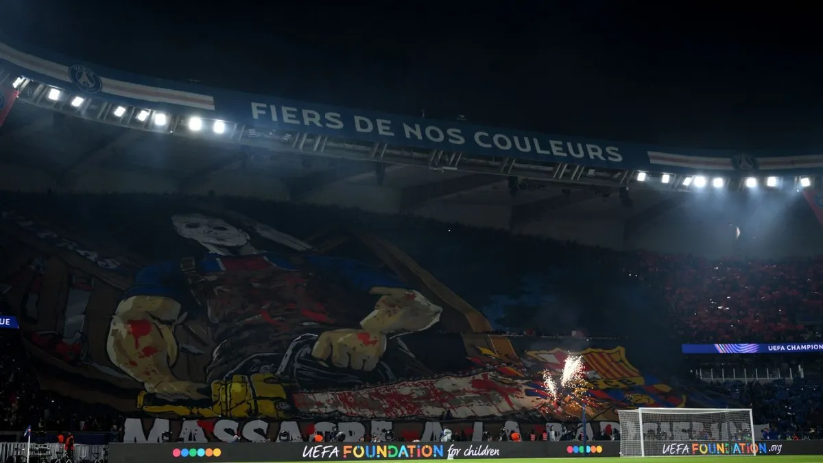 Barcelona Laporkan PSG ke UEFA Usai Aksi Tifo Horor Berbau Kekerasan