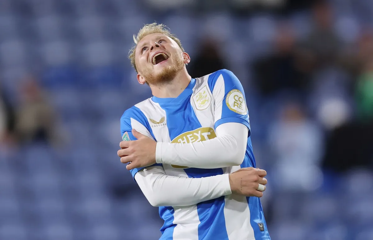 Aksi Gemilang Joe Taylor Bawa Huddersfield Melesat ke Papan Atas
