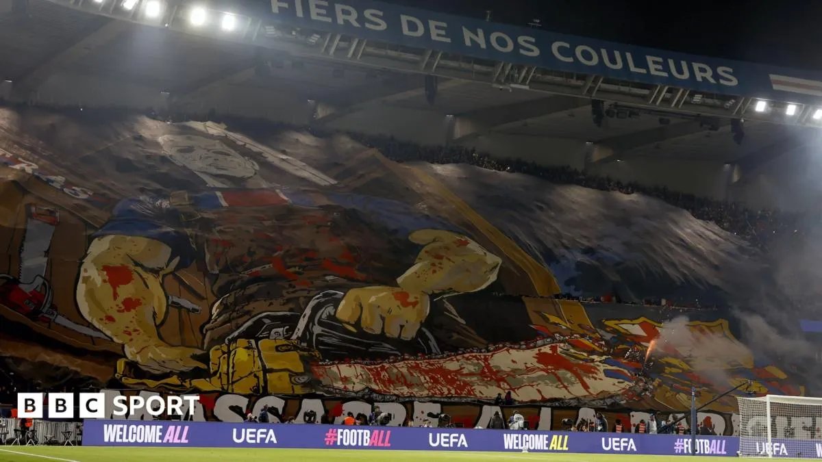 Barcelona Laporkan PSG ke UEFA Usai Tifo Chainsaw Berbau Kekerasan