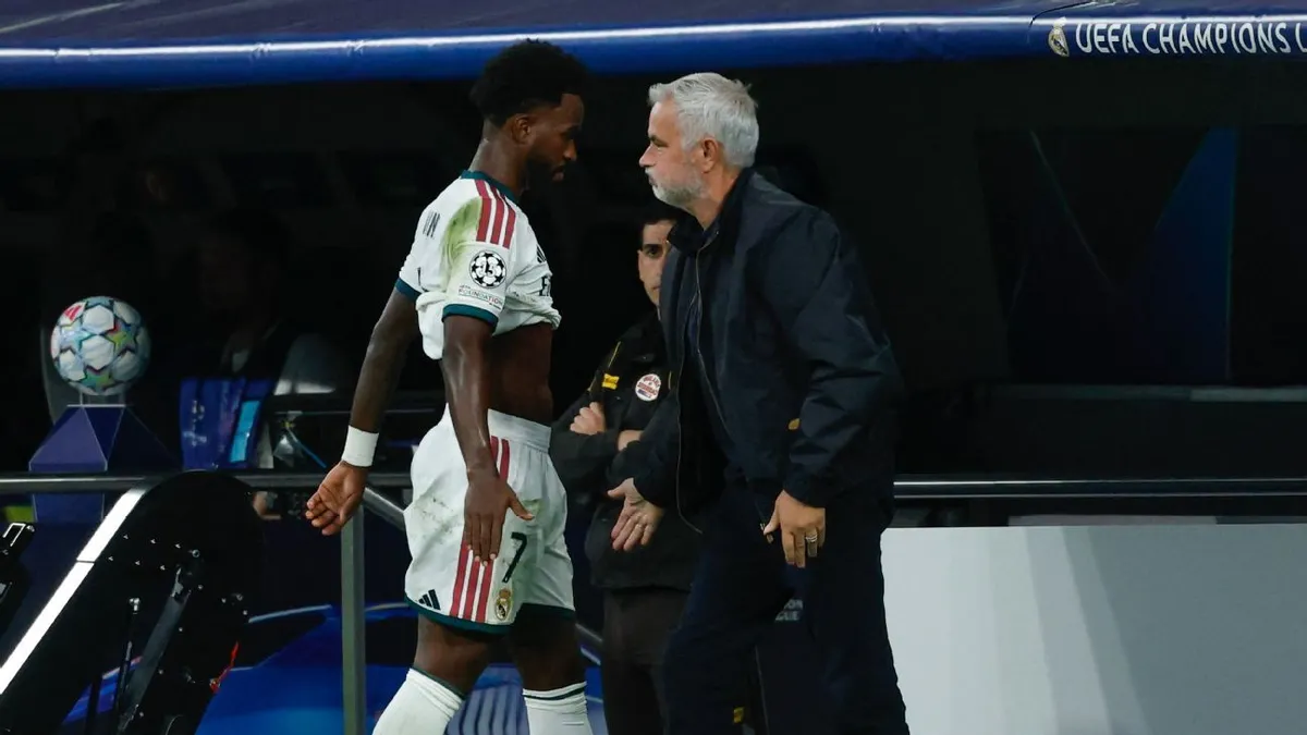 Mourinho Pasang Badan untuk Vinicius Usai Dicibir Publik Bernabeu