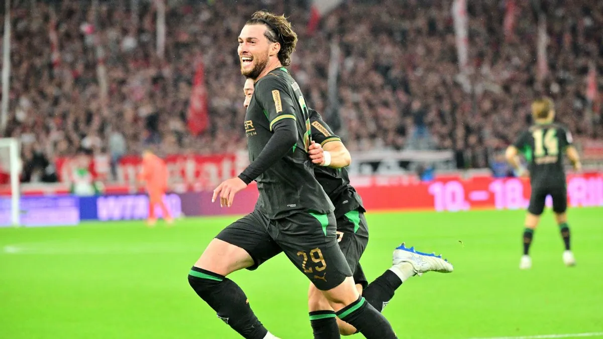 Joe Scally Bersinar, Borussia Monchengladbach Hindari Rekor Buruk