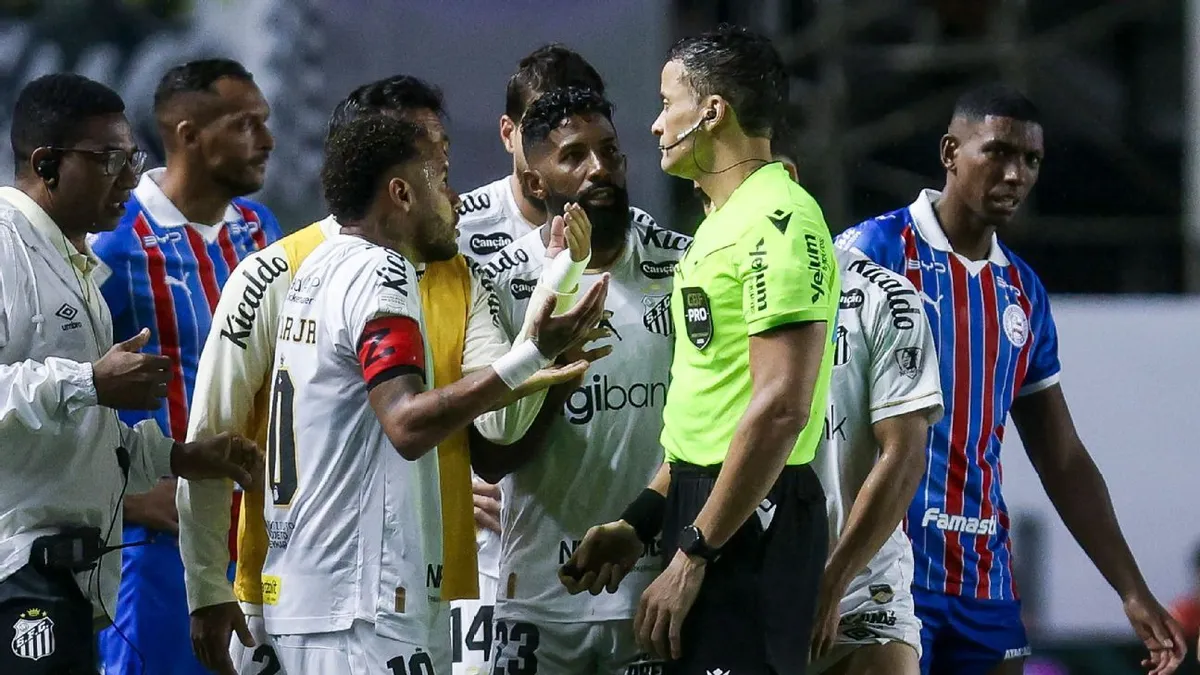 Neymar Murka Kena Kartu Merah Unik Gara-Gara Tutupi Mulut di Brasil