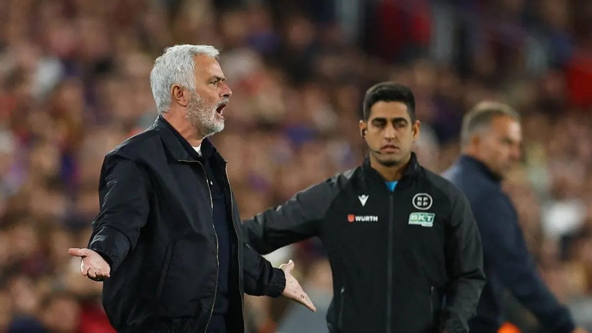 Tatapan Tajam Mourinho ke Bench Barcelona Warnai Kemenangan Madrid