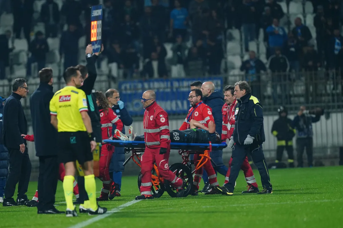 Cedera Parah, Gelandang Andalan Napoli Menangis Tinggalkan Lapangan