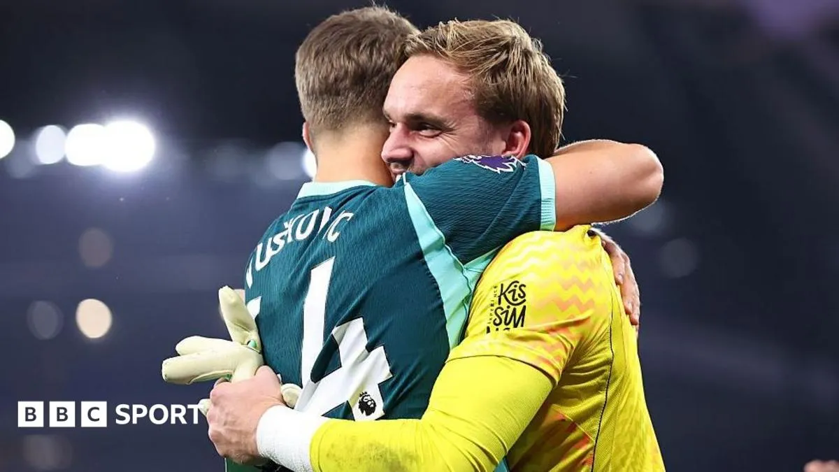 Aksi Gemilang Bart Verbruggen Bungkam Manchester City di Etihad